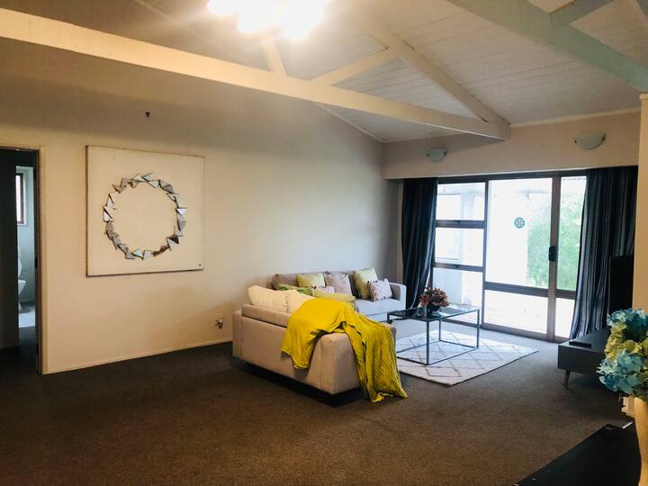 Cozy Lifestyle Villa 2 Houses for Rent in Dairy Flat, Auckland, New