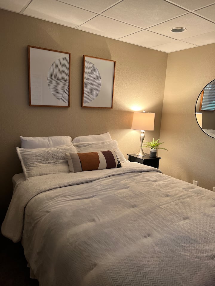 ห้องนอนชั้นล่าง 