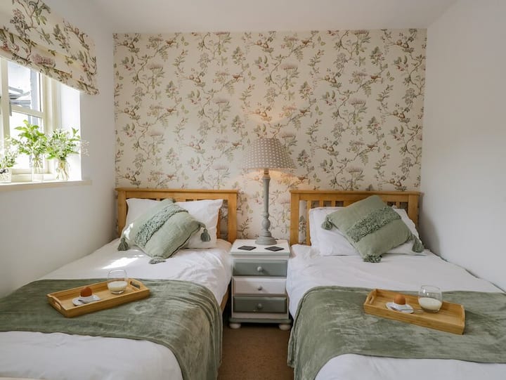 Habitación doble: Euipt con telepvisión. Decorado con hermoso papel pintado en un bosque con un tema natural. 
