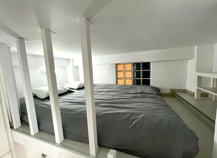 Kjo dhomë gjumi ndodhet në një nivel mesatar dhe arrihet nga një shkallë. Është një hapësirë unike dhe e rehatshme me një krevat dopio të rehatshëm, e përkryer për t 'u çlodhur dhe për të bërë një gjumë të mirë gjatë natës.