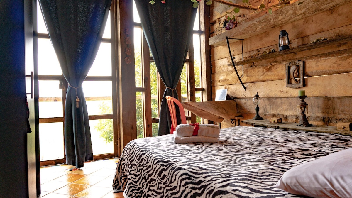 Მთავარი ოთახი პანორამული ხედით რეგიონზე, ორადგილიანი საწოლი.

Მაგიდა და სკამი.

მუქი ფარდები და უსაფრთხოების კარი.