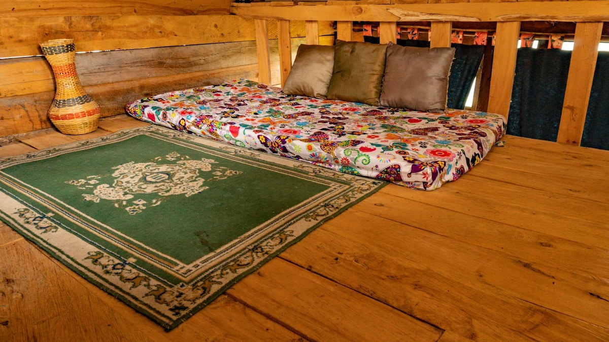 Სხვენი იდეალურია დასვენებისთვის, კითხვისთვის, მედიტაციისთვის.

Ამას გარდა, ეს უფრო საძილე ვარიანტია.

Მას აქვს ფანჯარა, რომელიც საშუალებას გაძლევთ იხილოთ საგვარეულო ბილიკებისა და სოფლური მაგიდის პეიზაჟები.