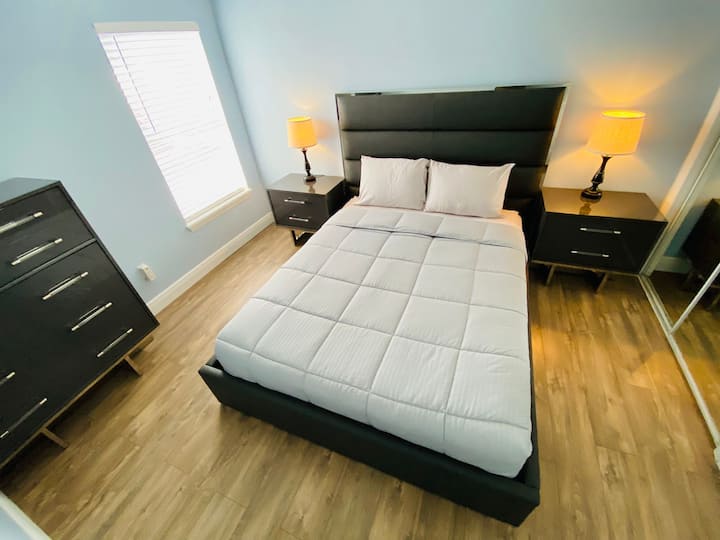 Kitanda cha malkia katika chumba cha kulala cha pili juu ya ghorofa 