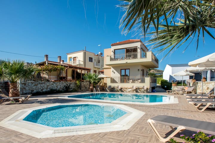 KladissosVilla with heated pool playground and bbq