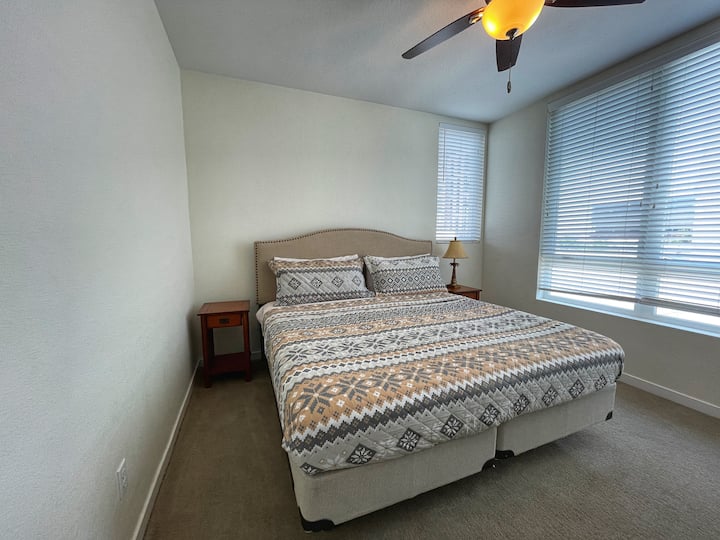 Suite del segundo dormitorio con cama tamaño king y baño privado.