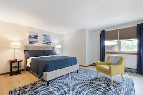 Clean Quiet Budget Top Floor Apt