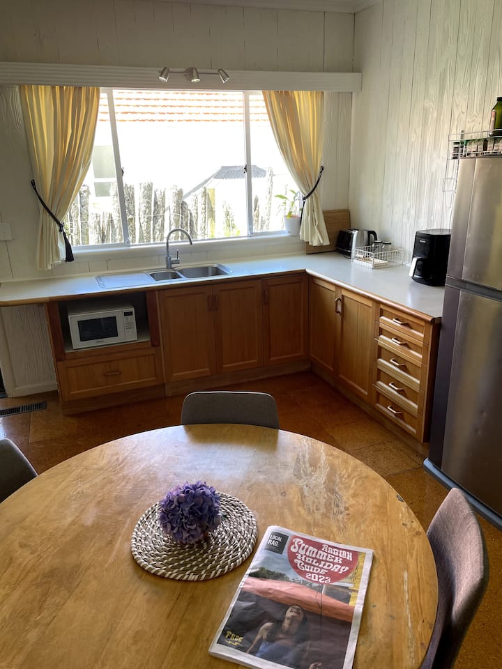 Wild On Wallis - Raglan