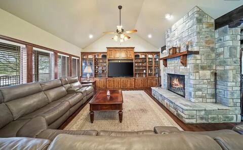 Luxury Lakefront Oasis - Hot Tub - Pool - Fire Pit