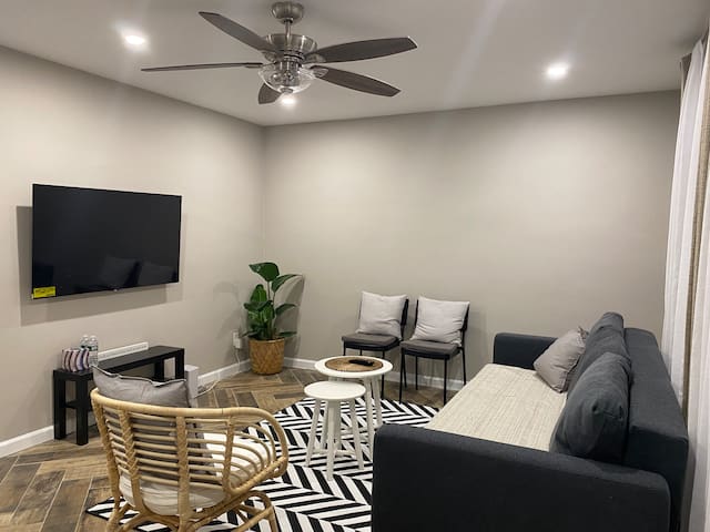 4B2B Entire House in Jersey City +Parking gallery image 2