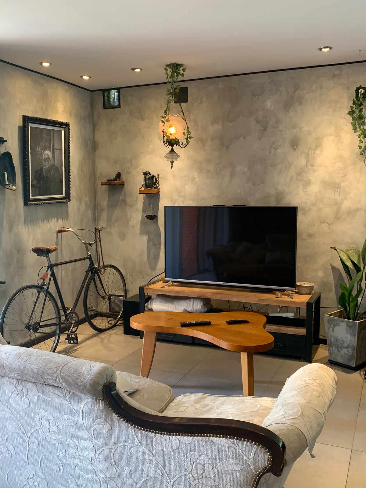 Дневна соба со медиумска опрема 