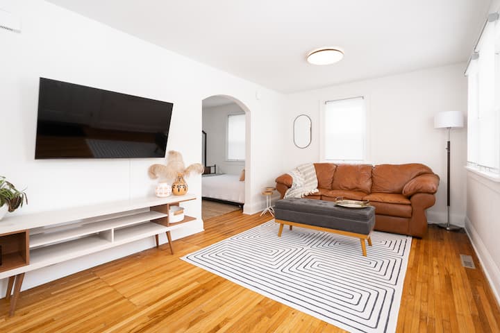 Fenced Yard! Bright 1 Bedroom+ Den-clean-safe Stay - Edina, MN