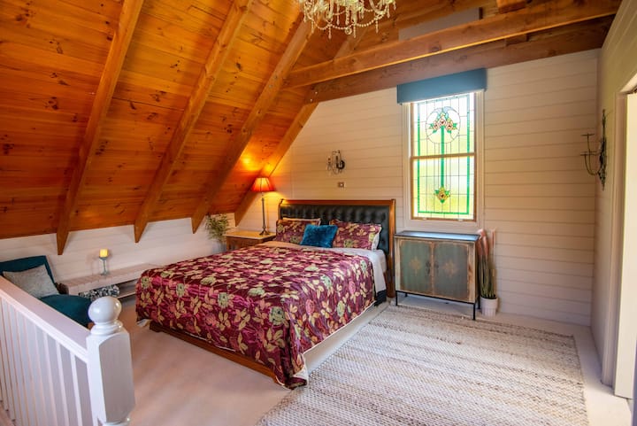 Camera da letto 1 - al piano superiore, letto king-size. Vista sulle montagne e sulla valle.