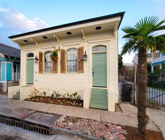 Eclectically Appointed Home w Salt Water Pool/Spa gallery image 2