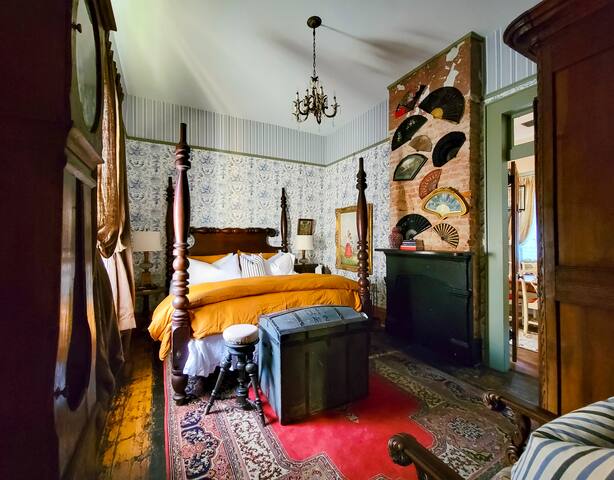 Eclectically Appointed Home w Salt Water Pool/Spa gallery image 3