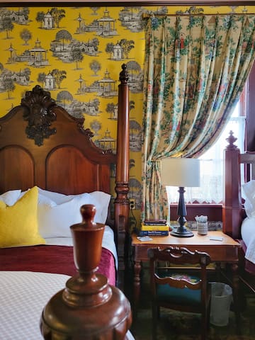 Eclectically Appointed Home w Salt Water Pool/Spa gallery image 5