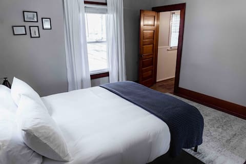 2 bedroom 2 bath private and convenient location