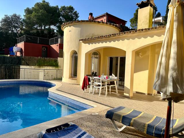 Villa with pool at 10min walk from the beach! gallery image 3