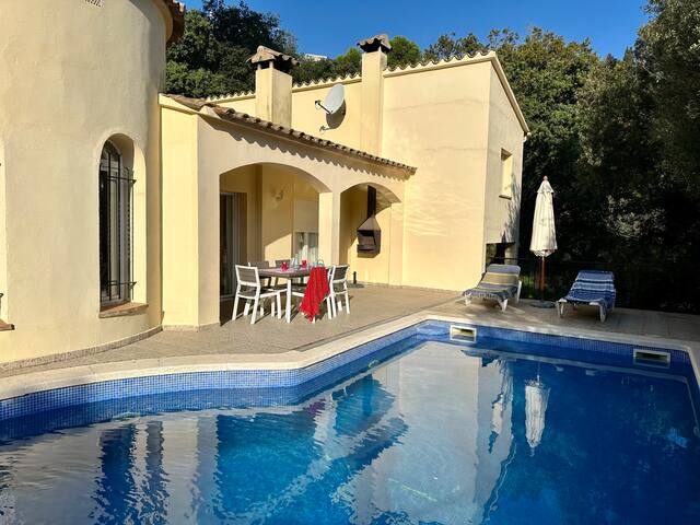 Villa with pool at 10min walk from the beach! gallery image 4