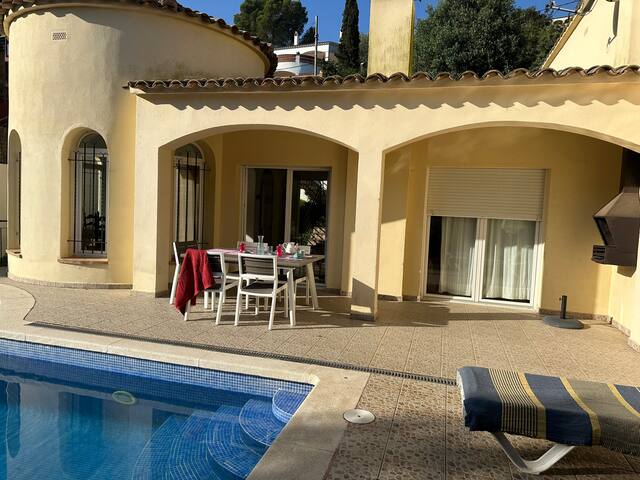 Villa with pool at 10min walk from the beach! gallery image 5