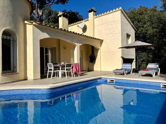 Villa with pool at 10min walk from the beach!
