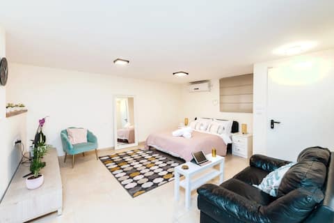 Near Midrachov Calm & Cosy HaMoshava Getaway +ממד