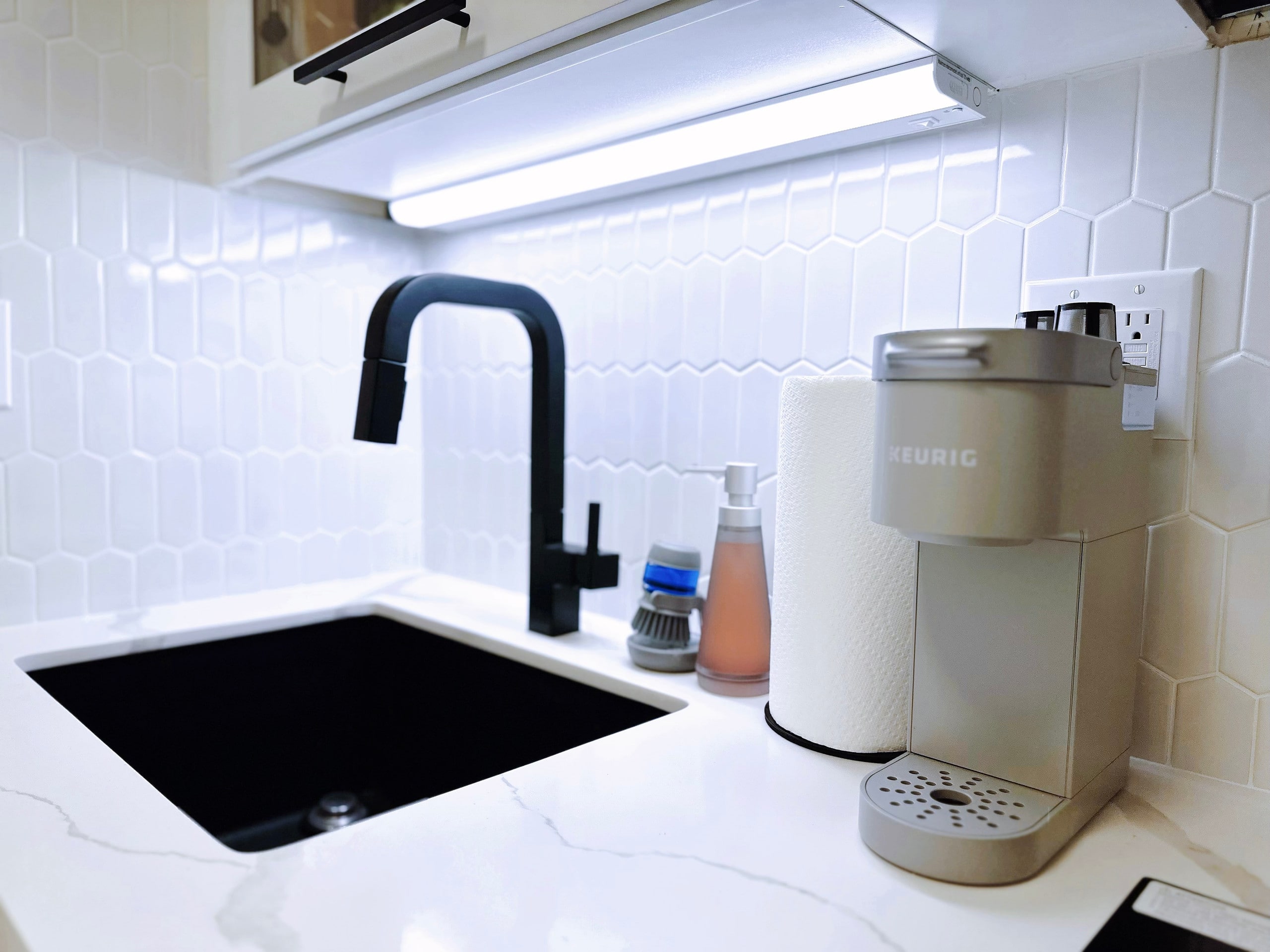 Walk to the beach!-Cozy Renovated Waikiki Studio~ - Image 17