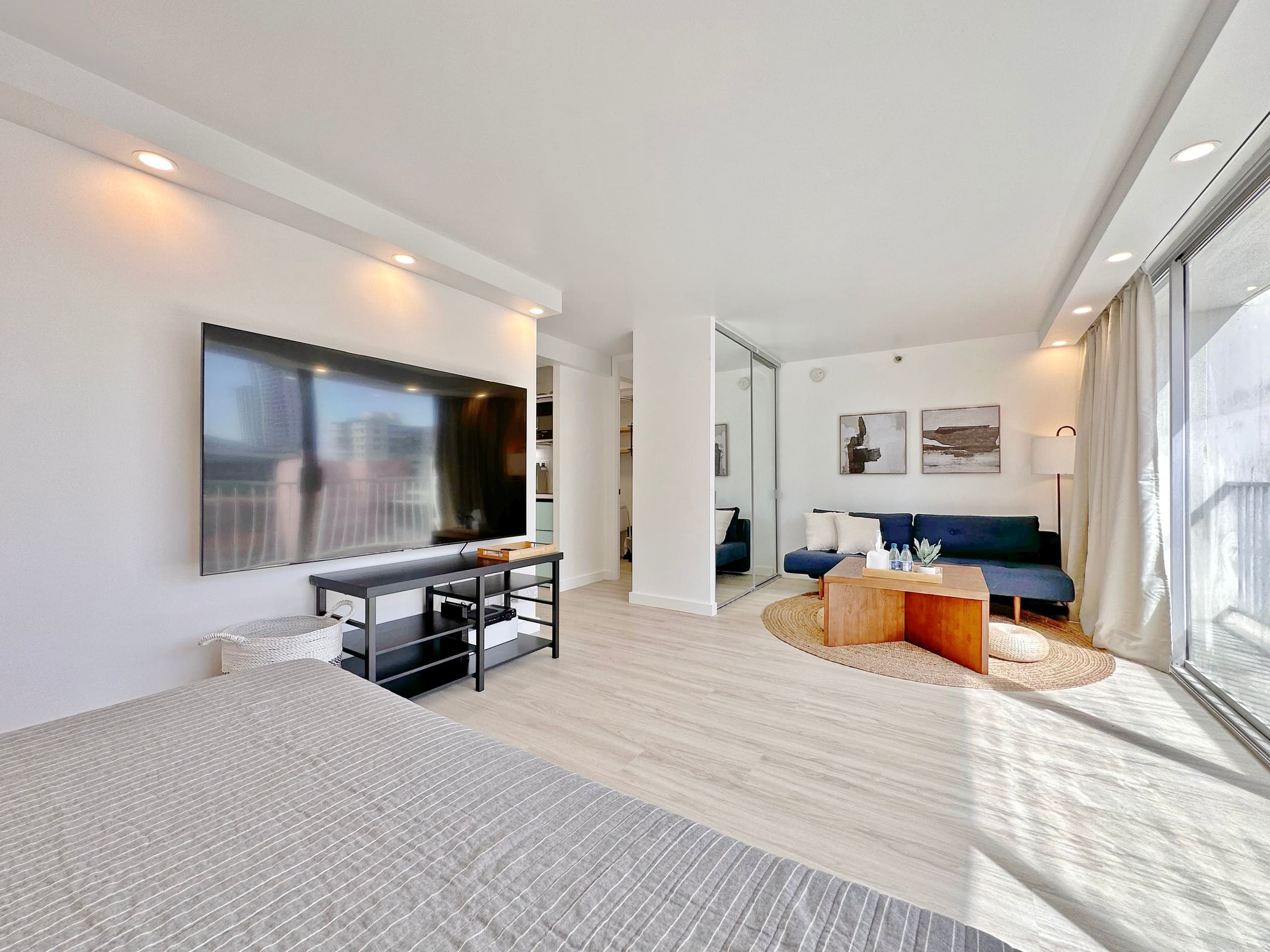 Walk to the beach!-Cozy Renovated Waikiki Studio~ - Image 12