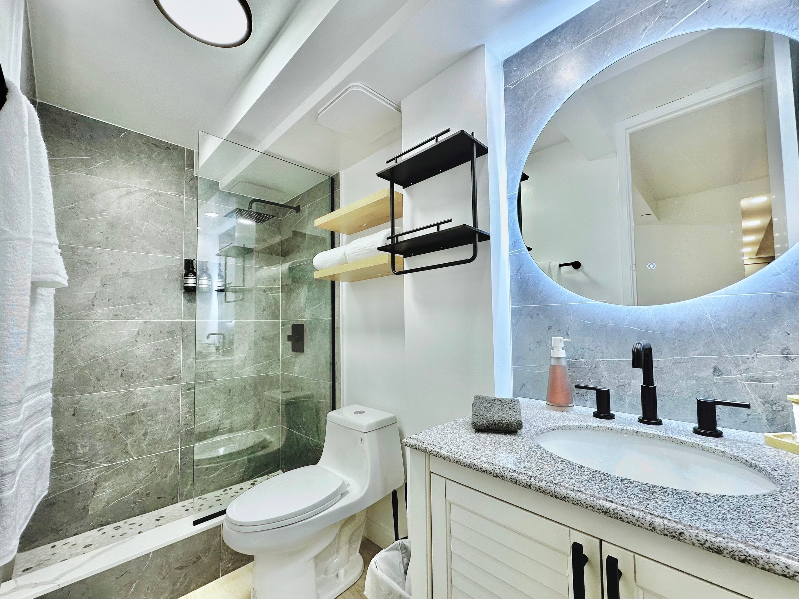 Walk to the beach!-Cozy Renovated Waikiki Studio~ - Image 21