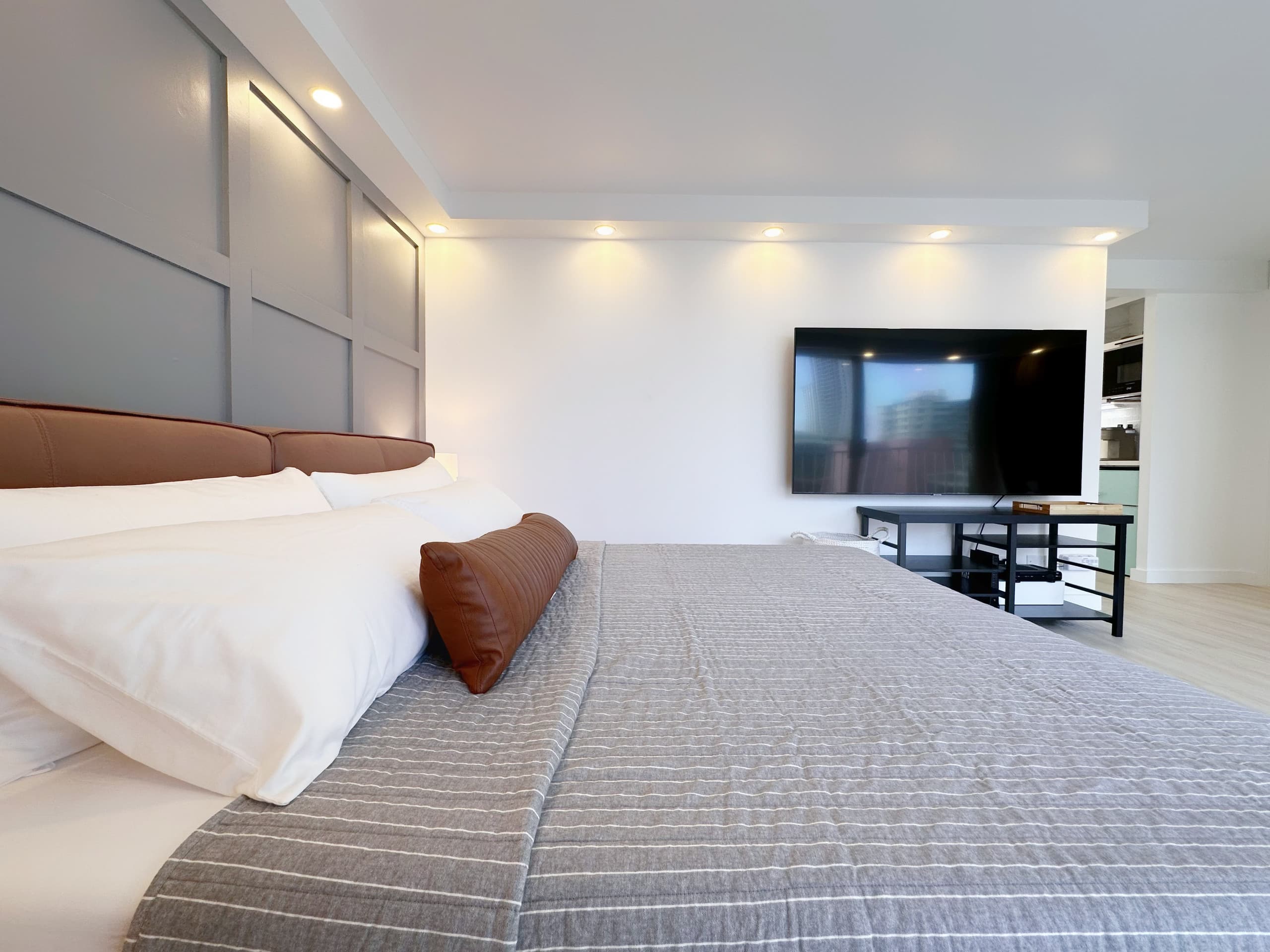 Walk to the beach!-Cozy Renovated Waikiki Studio~ - Image 7