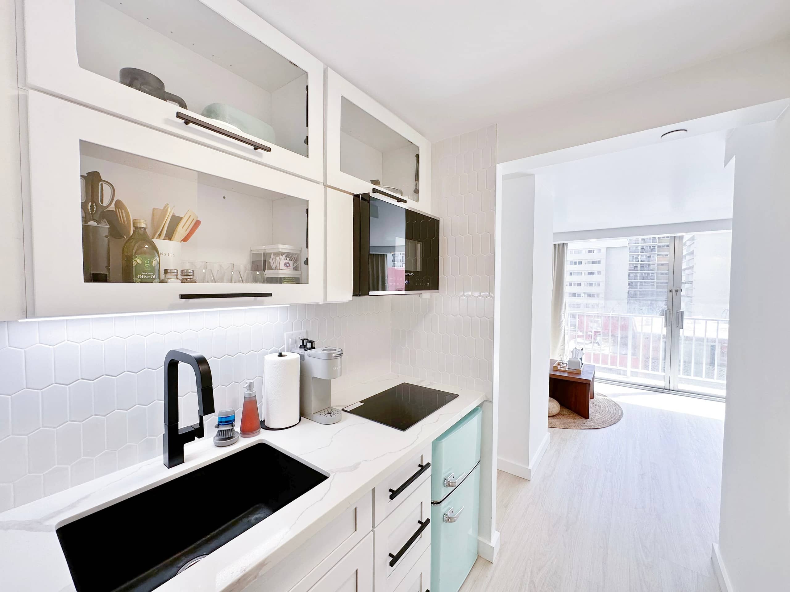 Walk to the beach!-Cozy Renovated Waikiki Studio~ - Image 16