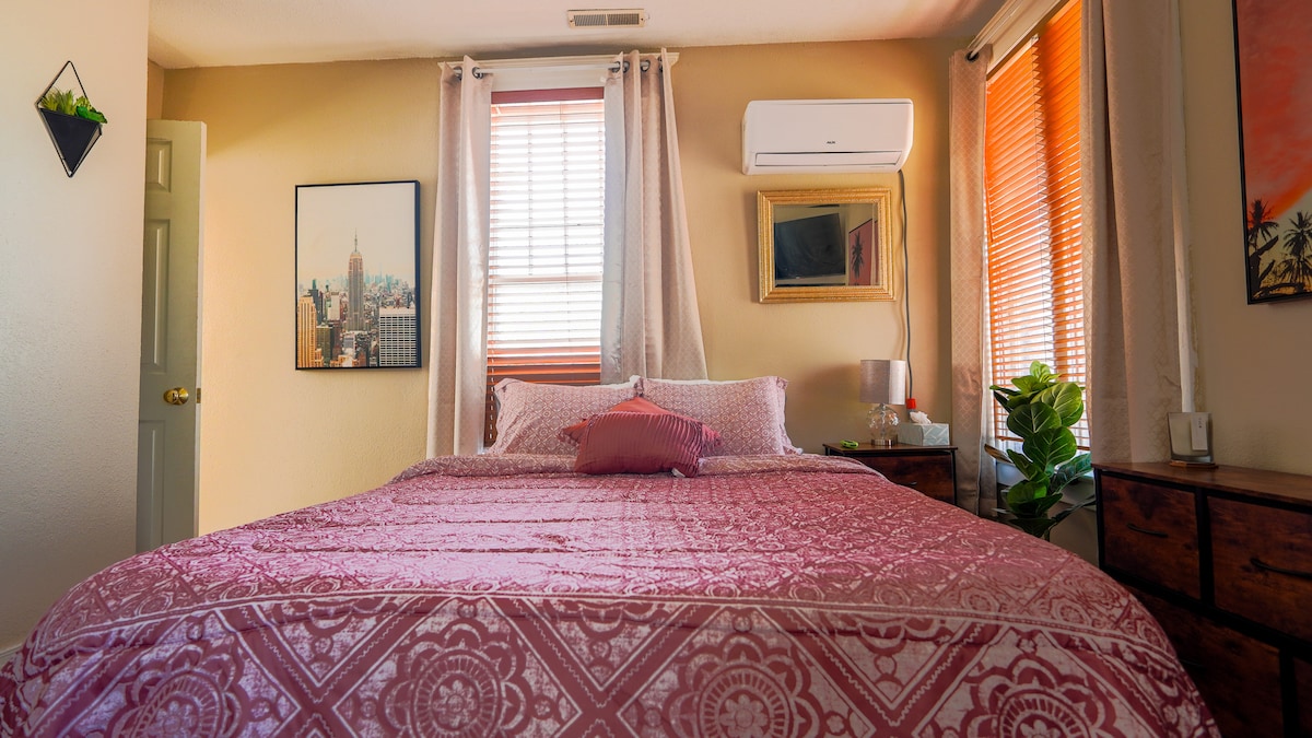 Елегантно одморалиште во спалната соба: паметно мини-сплит, вентилатор на таванот, 2 фиоки и гардеробери со 5 фиоки. Плакар со закачалки, дополнителни чаршафи, перници, перници. Одморете се со стил и удобност.