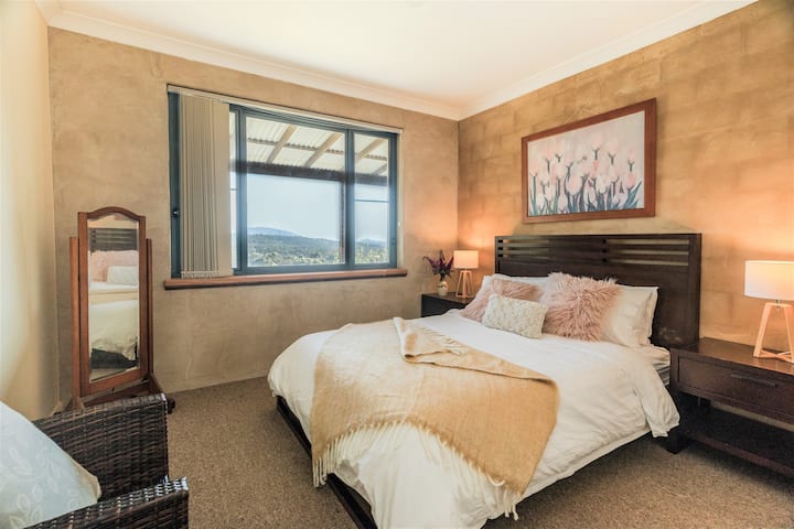 Bedroom 2 - queen room