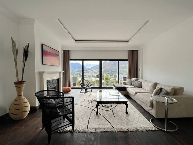 Lovely House with stunning views gallery image 4