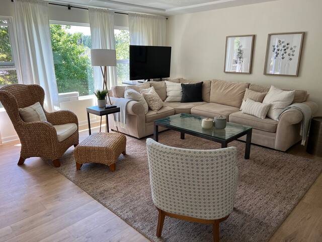 A cozy mid-century modern house in lake Oswego