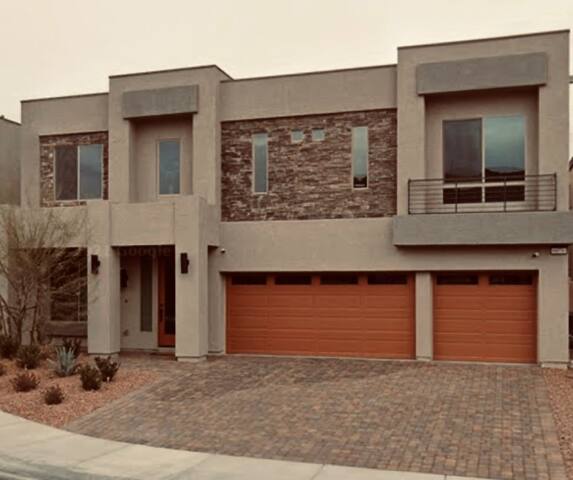 2020 luxury home with 3952 SF of living space