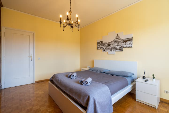 Spacious and comfortable bedroom with a smart TV and free Netflix. Comfortable double bed and View of Monte Ciocci Park and the urban landscape.