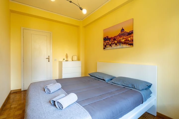 Second bedroom with 50'' Smart TV and free Netflix account. Comfortable large bed and views of the urban landscape.