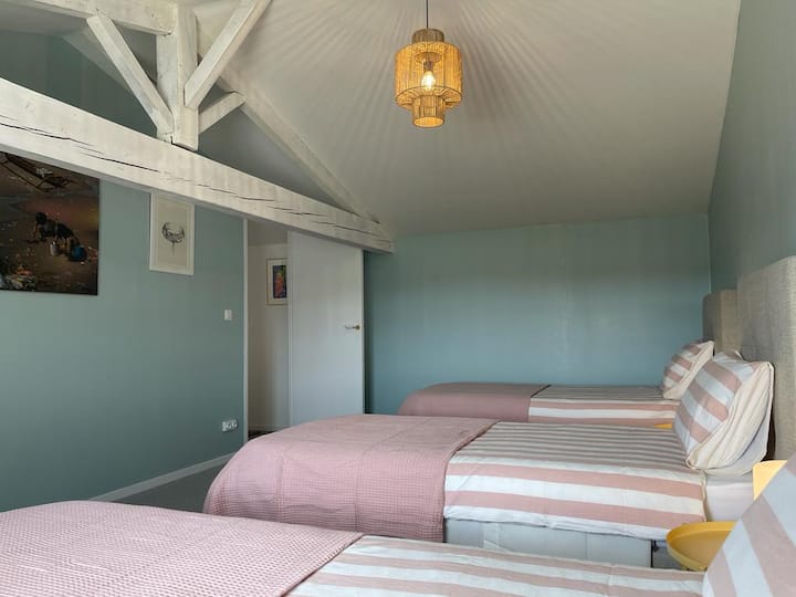 Triple bedroom - three single beds