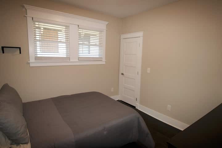 חדר שינה שלוש עם מיטת קווין סייז