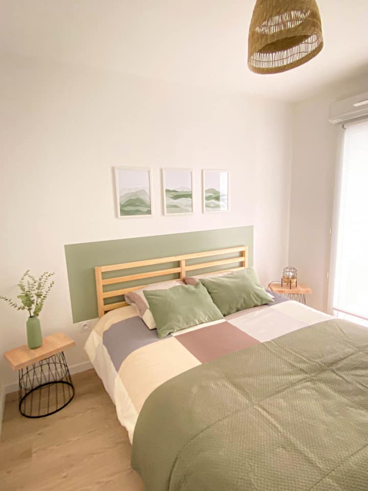 CAMA VERDE EN LA HABITACIÓN 