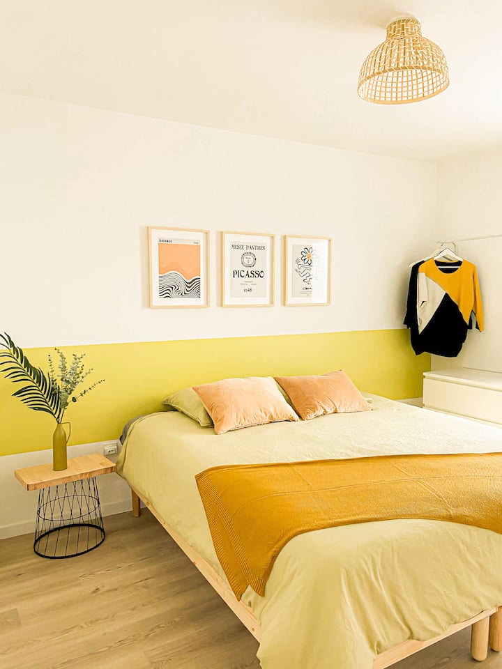 Habitación amarilla, cama tamaño queen