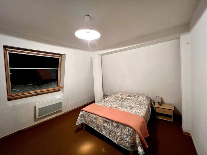 Velika spavaća soba s bračnim krevetom od 140 cm i dovoljno prostora za odlaganje.