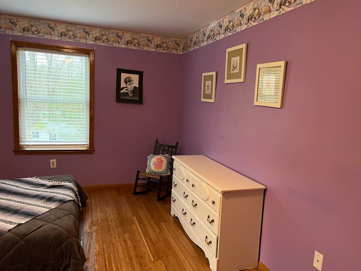 Chambre Queen avec chaise pliante supplémentaire