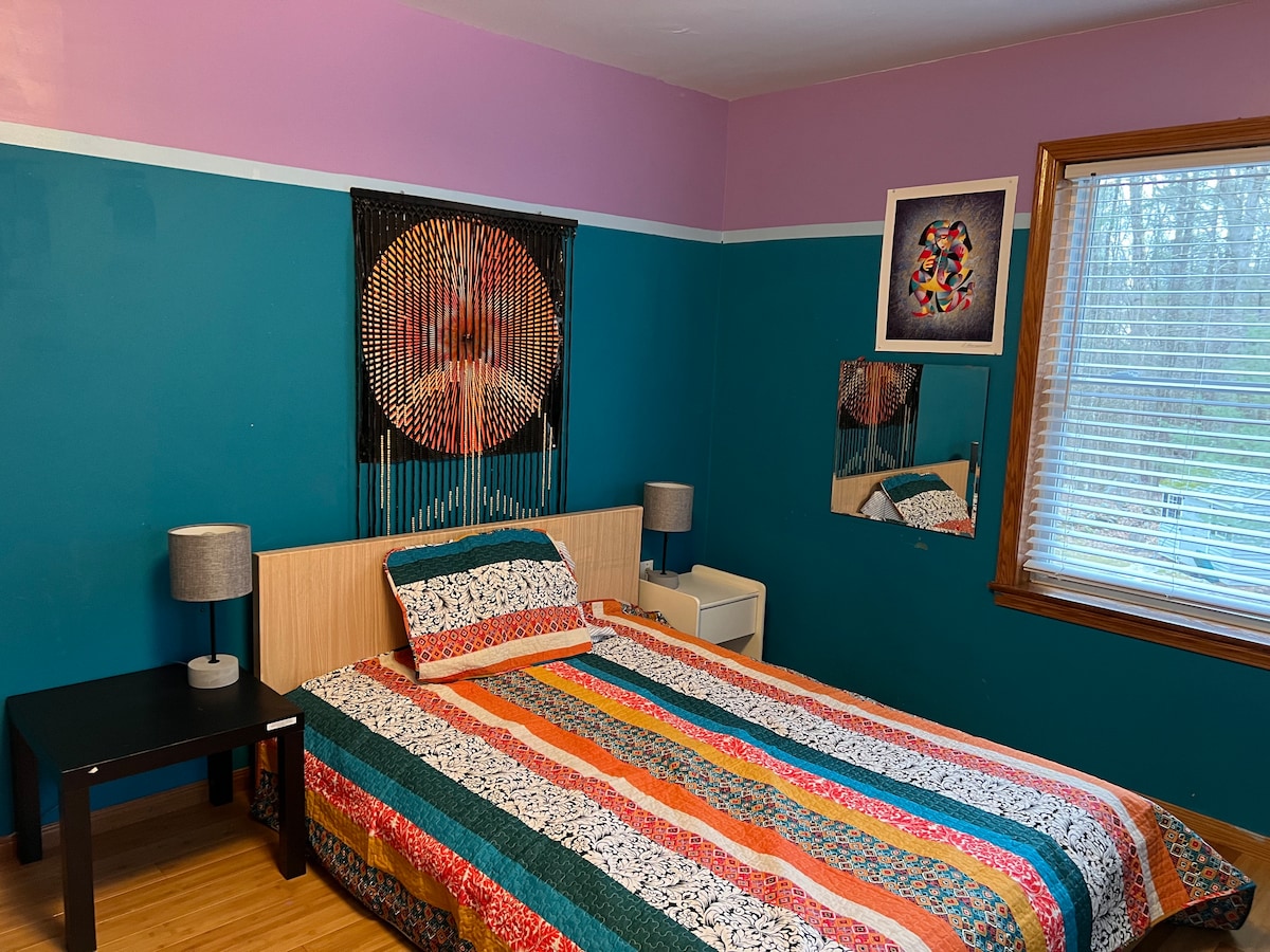 Chumba cha kulala cha Malkia wa 2 kwenye ghorofa ya pili - chumba cha kupendeza cha rangi