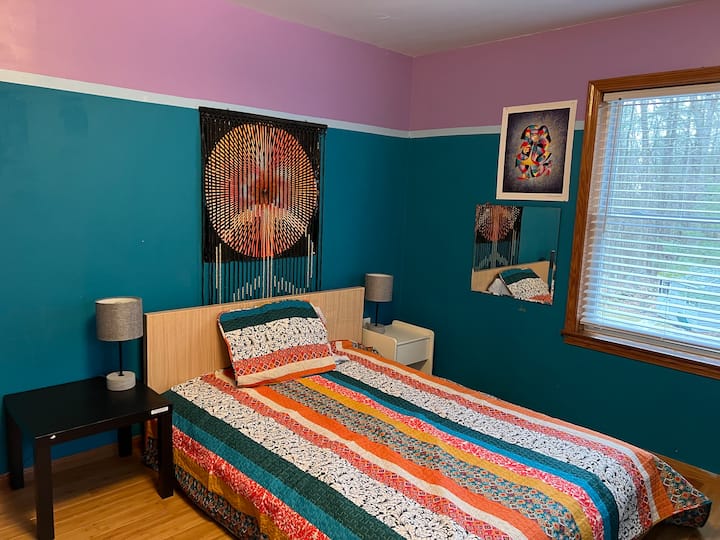 2e chambre Queen au deuxième étage - la salle de divertissement colorée