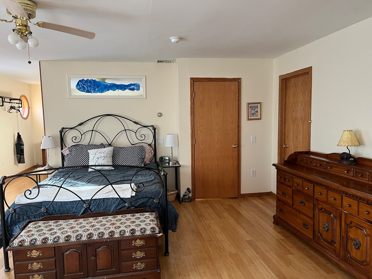 Chumba kikuu cha kulala kwenye ghorofa ya 2 kilicho na bafu kuu na ufikiaji wa roshani.  