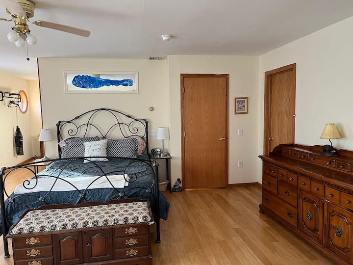 Chambre principale au 2e étage avec salle de bain principale attenante et accès au balcon.