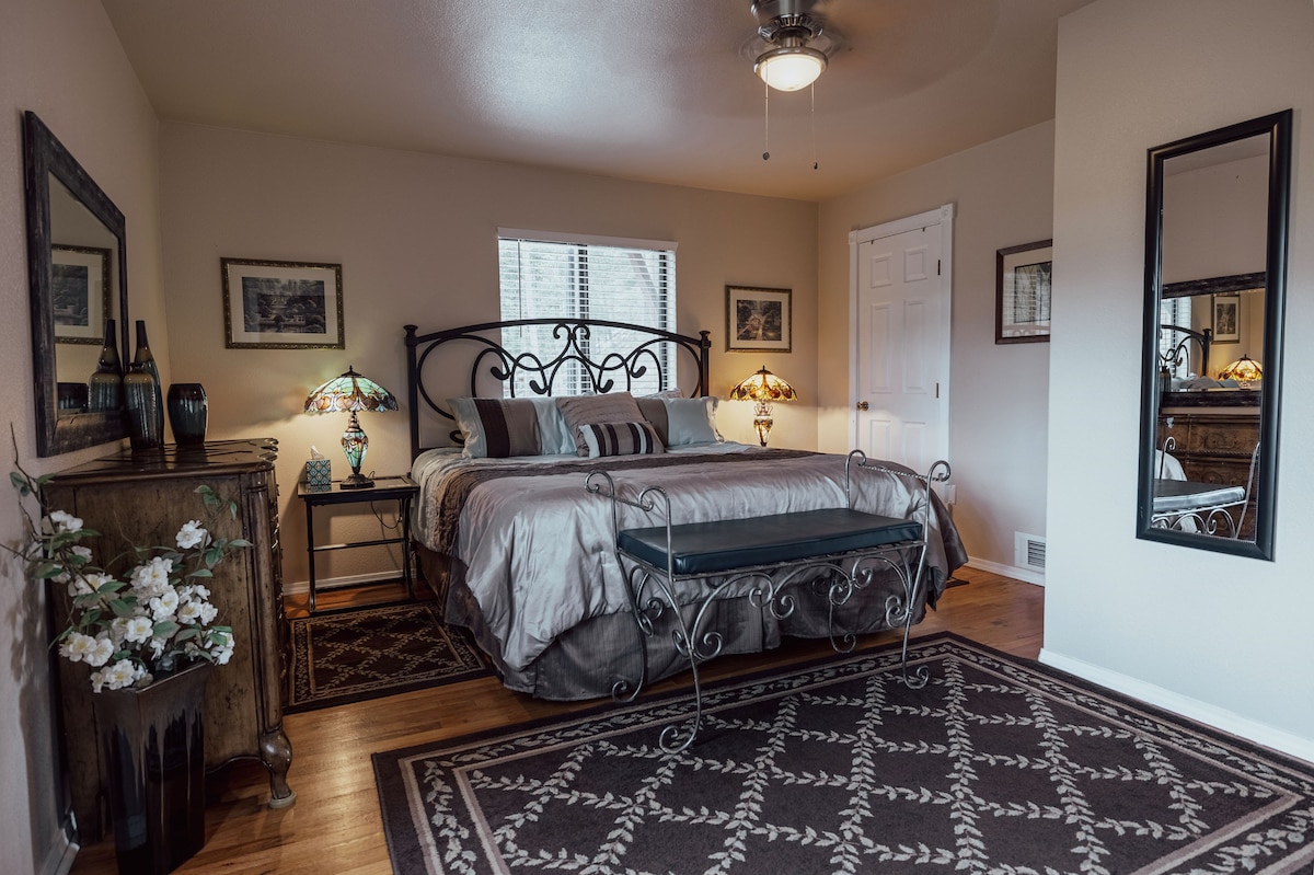 ซ้าย: เป็นเตียงขนาดคิงไซส์ในห้องนอนใหญ่ซึ่งมีห้องน้ำในตัว พัดลมเพดานหมุนได้และมีเครื่องทำความร้อนสไตล์เตาผิงไฟฟ้าอยู่ในห้องนี้ด้วย