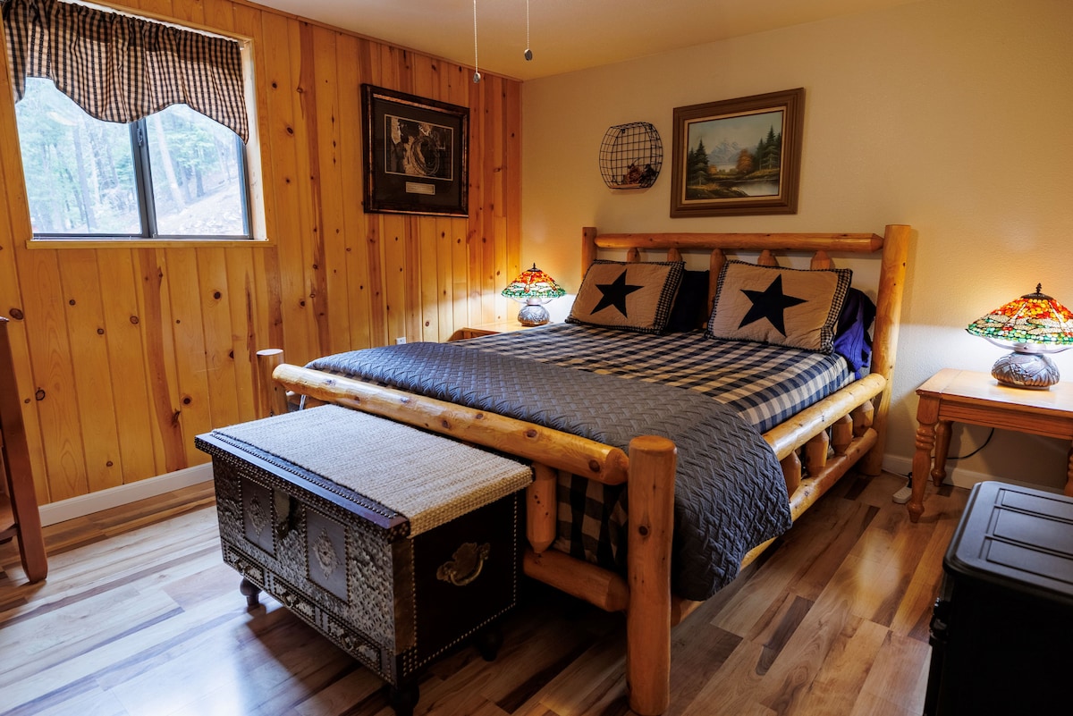 ขวา: อยู่ตรงทางเดินจากห้องครัว "ห้องเคบิน" มีพัดลมเพดานและเตาผิงไฟฟ้า ห้องน้ำเต็มรูปแบบชั้นหลักอยู่นอกประตูจากห้องนี้ หน้าอกที่ปลายเตียงมาจากแซนซิบาร์แอฟริกา