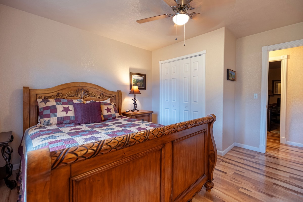 ห้องแรกที่อยู่ตรงโถงทางขวามือคือ "ห้องเท็กซัส" อบอุ่นและเป็นกันเองและมีวิวหุบเขาที่สวยงาม มีพัดลมเพดานและสามารถมีเครื่องทำความร้อนในพื้นที่ไฟฟ้าเพื่อการควบคุมสภาพอากาศเฉพาะบุคคลที่สมบูรณ์แบบ